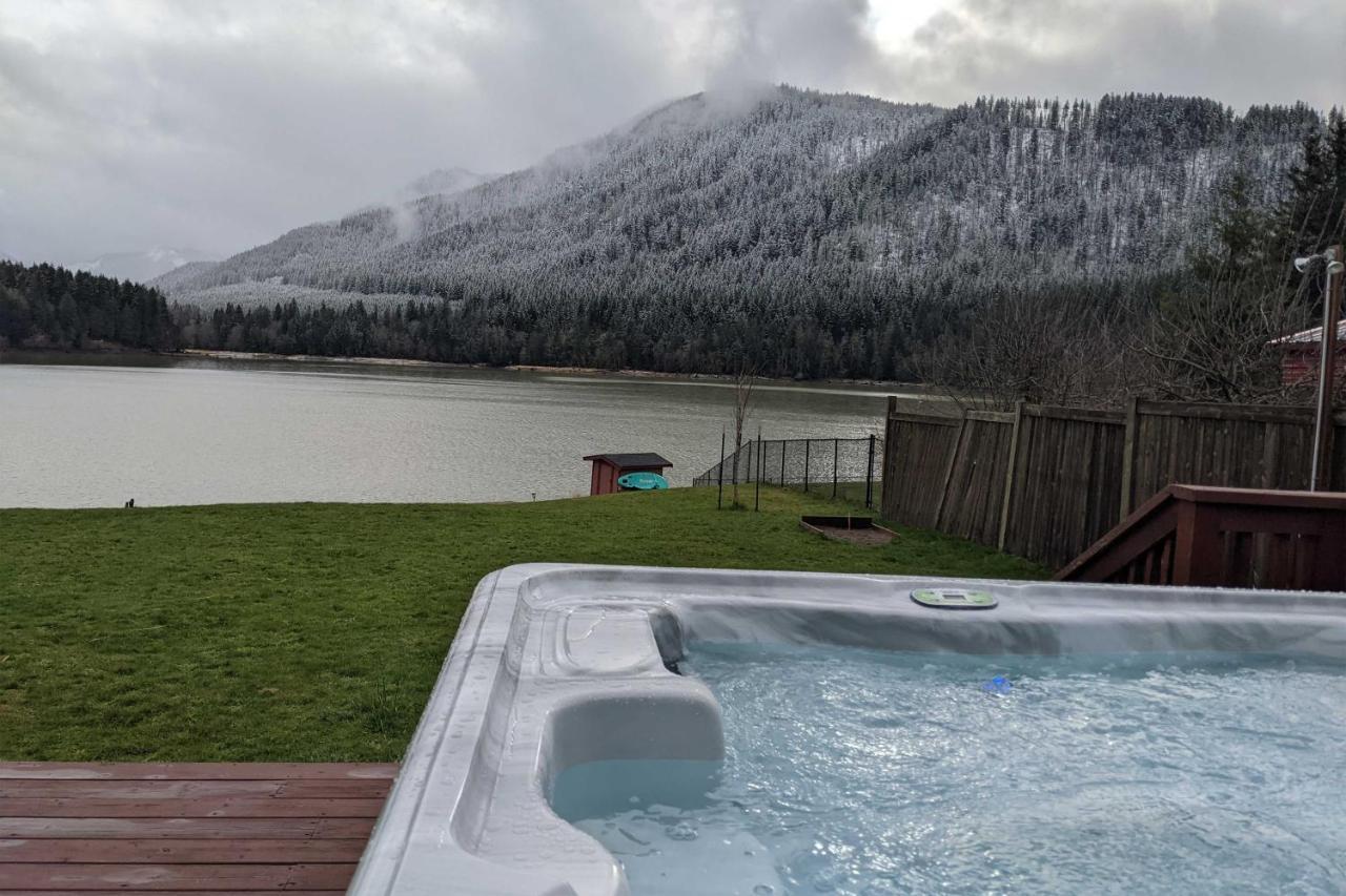 Lakefront Cabin With Stunning Mountain Views And Dock! Mineral Екстер'єр фото